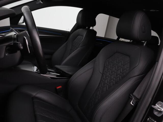 BMW 5-SERIE 530e xDrive M Sport | Leder | Stoel & stuurverwarming | Sfeerverlichting | Adaptief LED | Carplay | Camera | Live cockpit | Navigatie