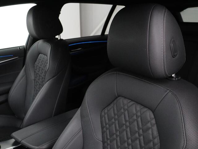 BMW 5-SERIE 530e xDrive M Sport | Leder | Stoel & stuurverwarming | Sfeerverlichting | Adaptief LED | Carplay | Camera | Live cockpit | Navigatie