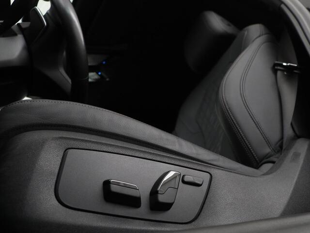 BMW 5-SERIE 530e xDrive M Sport | Leder | Stoel & stuurverwarming | Sfeerverlichting | Adaptief LED | Carplay | Camera | Live cockpit | Navigatie