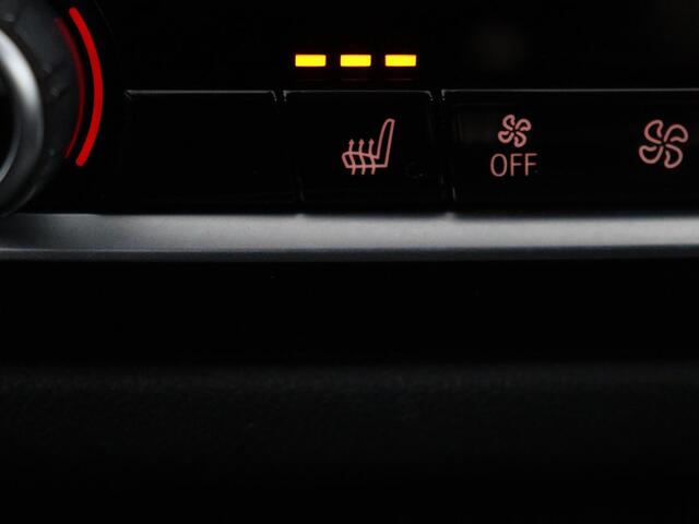BMW 5-SERIE 530e xDrive M Sport | Leder | Stoel & stuurverwarming | Sfeerverlichting | Adaptief LED | Carplay | Camera | Live cockpit | Navigatie