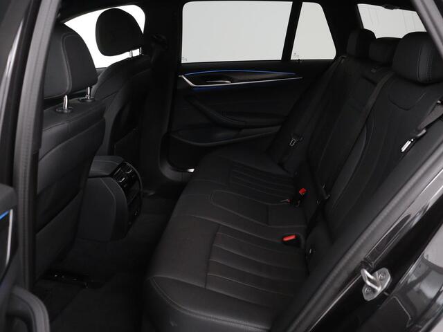 BMW 5-SERIE 530e xDrive M Sport | Leder | Stoel & stuurverwarming | Sfeerverlichting | Adaptief LED | Carplay | Camera | Live cockpit | Navigatie