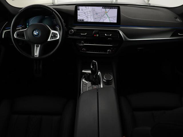 BMW 5-SERIE 530e xDrive M Sport | Leder | Stoel & stuurverwarming | Sfeerverlichting | Adaptief LED | Carplay | Camera | Live cockpit | Navigatie