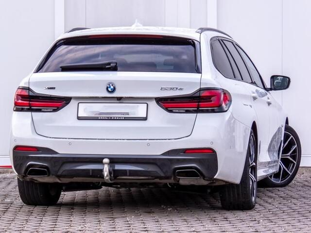 BMW 5-SERIE Touring 530e xDrive M-SPORT ** LASER, LEDER, PANORAMA, TREKH, HuD, H&K Sound, 19-inch LMV ** ¤ 38.200,= onder NP - Ex-BMW AG ** ** INFORMEER OOK NAAR ONZE AANTREKKELIJKE FINANCIAL-LEASE TARIEVEN **