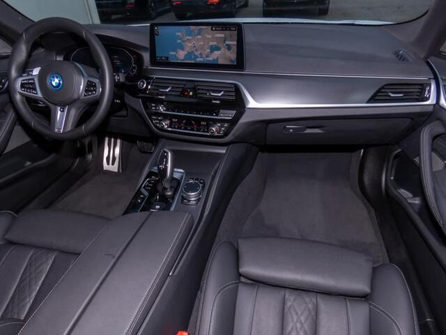 BMW 5-SERIE Touring 530e xDrive M-SPORT ** LASER, LEDER, PANORAMA, TREKH, HuD, H&K Sound, 19-inch LMV ** ¤ 38.200,= onder NP - Ex-BMW AG ** ** INFORMEER OOK NAAR ONZE AANTREKKELIJKE FINANCIAL-LEASE TARIEVEN **