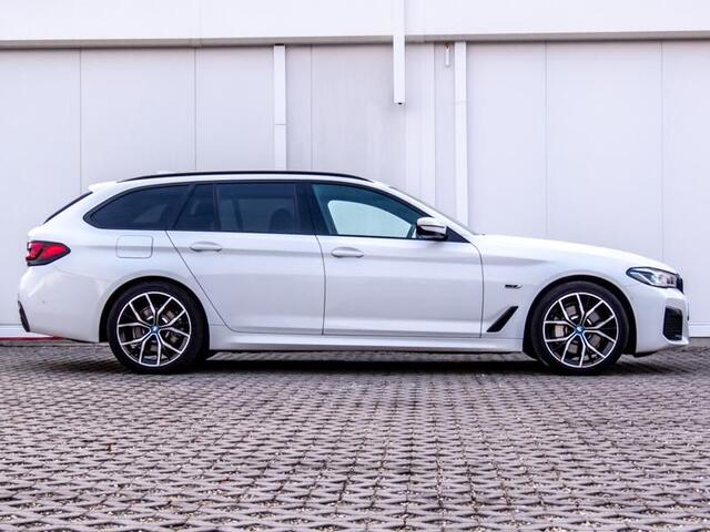BMW 5-SERIE Touring 530e xDrive M-SPORT ** LASER, LEDER, PANORAMA, TREKH, HuD, H&K Sound, 19-inch LMV ** ¤ 38.200,= onder NP - Ex-BMW AG ** ** INFORMEER OOK NAAR ONZE AANTREKKELIJKE FINANCIAL-LEASE TARIEVEN **