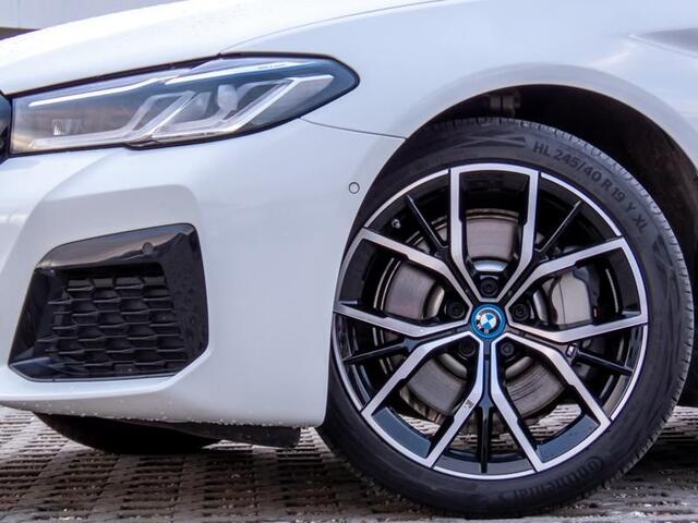 BMW 5-SERIE Touring 530e xDrive M-SPORT ** LASER, LEDER, PANORAMA, TREKH, HuD, H&K Sound, 19-inch LMV ** ¤ 38.200,= onder NP - Ex-BMW AG ** ** INFORMEER OOK NAAR ONZE AANTREKKELIJKE FINANCIAL-LEASE TARIEVEN **