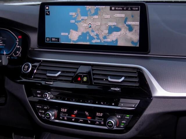 BMW 5-SERIE Touring 530e xDrive M-SPORT ** LASER, LEDER, PANORAMA, TREKH, HuD, H&K Sound, 19-inch LMV ** ¤ 38.200,= onder NP - Ex-BMW AG ** ** INFORMEER OOK NAAR ONZE AANTREKKELIJKE FINANCIAL-LEASE TARIEVEN **