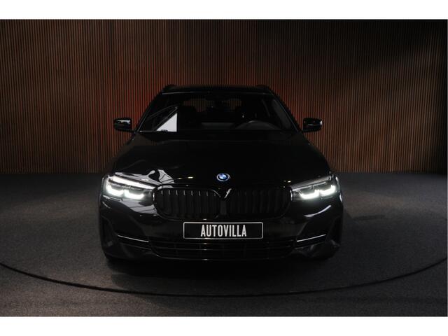 BMW 5-SERIE Touring 530e xDrive Navi Elektr. achterklep PDC Camera Carplay Virtual Elektr. uitklapbare trekhaak LED Stoelverwarming DAB Climate (3-zone) LM velgen BTW auto