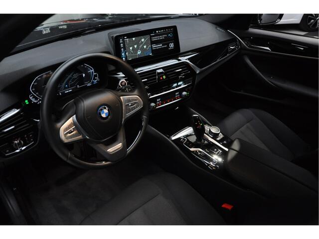 BMW 5-SERIE Touring 530e xDrive Navi Elektr. achterklep PDC Camera Carplay Virtual Elektr. uitklapbare trekhaak LED Stoelverwarming DAB Climate (3-zone) LM velgen BTW auto