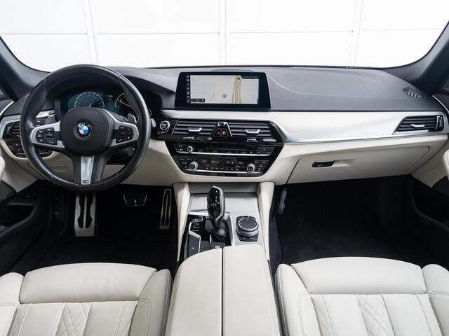 BMW 5-SERIE Sedan 520i | High Executive | M Sportpakket | Achteruitrijcamera | Schuif-/kanteldak | Stoelverwarming | Harman Kardon | Driving Assistant Plus | 19''