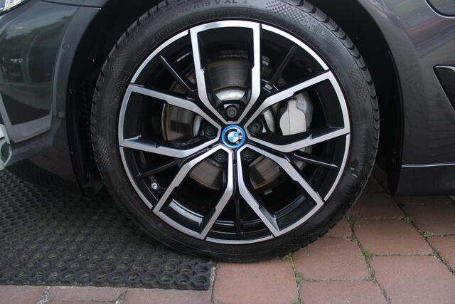 BMW 5-SERIE Touring 530e xDrive 293PK HIGH EXECUTIVE M SPORT | DYNAMISCHE DEMPING | COMFORT ACCESS | WARMTEWEREND GLAS | ADAPTIEVE LED KOPLAMPEN | PARKEERSENSOREN VOOR EN ACHTER | ACHTERUITRIJ CAMERA | DRAADLOZE TELEFOONLADER | DRAADLOZE APPLE CARPLAY/ANDROID AUTO | 