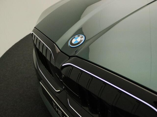BMW 5-SERIE Touring 530e | M Sportpakket Pro | Individual Lak | Innovation Pack | Comfort Pack | Iconic Glow