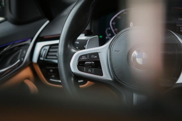 BMW 5-SERIE 520i M-sport | Sfeerverlichting | Schuif/kantel | Memory |