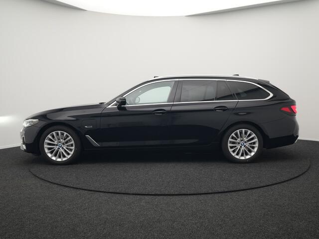 BMW 5-SERIE Touring 530e xDrive Luxury Line Plug In Hybrid 294pk Dealer O.H PHEV | Trekhaak Af Fabriek | Panodak | Camera | Lederen Comfortstoelen Memory & Verwarmd | Harman kardon | Adaptive Cruise | Virtual | Park assist | Blis | Verwarmd Stuur | |