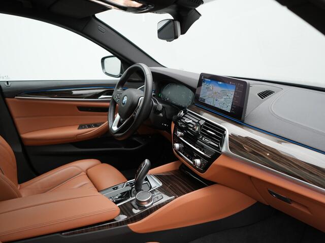 BMW 5-SERIE Touring 530e xDrive Luxury Line Plug In Hybrid 294pk Dealer O.H PHEV | Trekhaak Af Fabriek | Panodak | Camera | Lederen Comfortstoelen Memory & Verwarmd | Harman kardon | Adaptive Cruise | Virtual | Park assist | Blis | Verwarmd Stuur | |