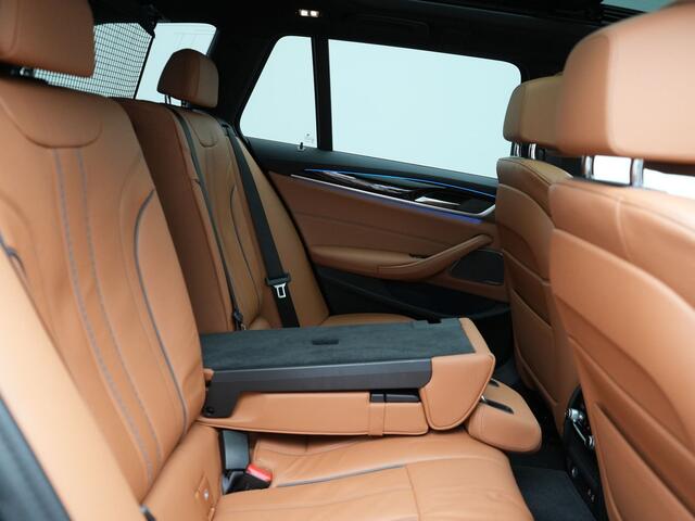 BMW 5-SERIE Touring 530e xDrive Luxury Line Plug In Hybrid 294pk Dealer O.H PHEV | Trekhaak Af Fabriek | Panodak | Camera | Lederen Comfortstoelen Memory & Verwarmd | Harman kardon | Adaptive Cruise | Virtual | Park assist | Blis | Verwarmd Stuur | |