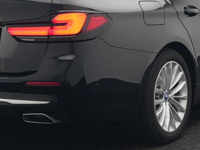 BMW 5-SERIE Touring 530e xDrive Luxury Line Plug In Hybrid 294pk Dealer O.H PHEV | Trekhaak Af Fabriek | Panodak | Camera | Lederen Comfortstoelen Memory & Verwarmd | Harman kardon | Adaptive Cruise | Virtual | Park assist | Blis | Verwarmd Stuur | |