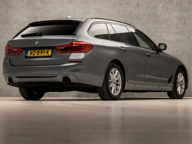 BMW 5-SERIE Touring 520d Executive Sportline 191Pk Automaat (APPLE CARPLAY, LEDER, SFEERVERLICHTING, GETINT GLAS, ELEK SPORTSTOELEN, STOELVERWARMING, VIRTUAL COCKPIT, NIEUWE APK, NIEUWSTAAT)