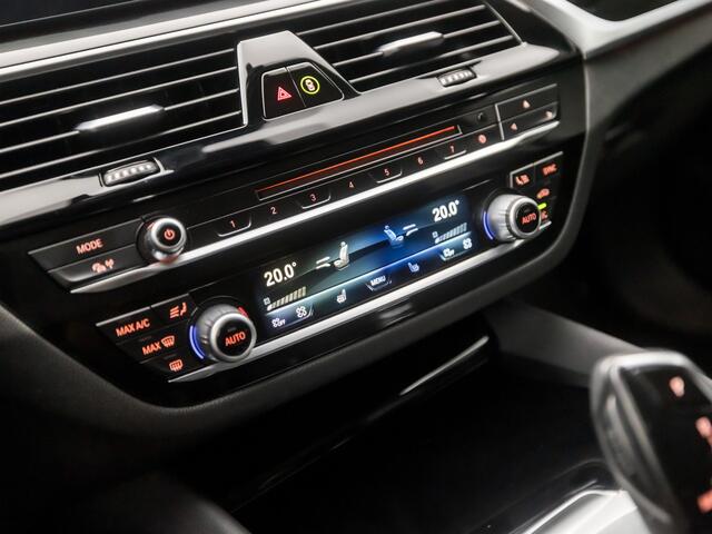 BMW 5-SERIE Touring 520d Executive Sportline 191Pk Automaat (APPLE CARPLAY, LEDER, SFEERVERLICHTING, GETINT GLAS, ELEK SPORTSTOELEN, STOELVERWARMING, VIRTUAL COCKPIT, NIEUWE APK, NIEUWSTAAT)
