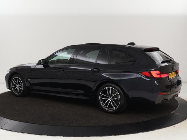 BMW 5-SERIE 530e M Sport | Panoramadak | Leder | Stoelverwarming | Camera | Carplay | Live Cockpit | Park Assist | Navigatie | Full LED | Sfeerverlichting | PHEV | Plug In