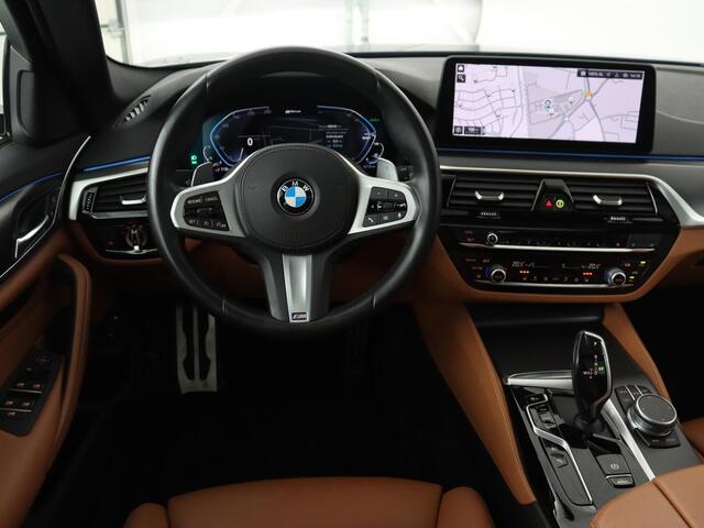 BMW 5-SERIE 530e M Sport | Panoramadak | Leder | Stoelverwarming | Camera | Carplay | Live Cockpit | Park Assist | Navigatie | Full LED | Sfeerverlichting | PHEV | Plug In