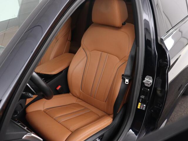 BMW 5-SERIE 530e M Sport | Panoramadak | Leder | Stoelverwarming | Camera | Carplay | Live Cockpit | Park Assist | Navigatie | Full LED | Sfeerverlichting | PHEV | Plug In