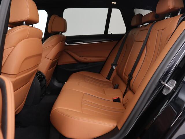 BMW 5-SERIE 530e M Sport | Panoramadak | Leder | Stoelverwarming | Camera | Carplay | Live Cockpit | Park Assist | Navigatie | Full LED | Sfeerverlichting | PHEV | Plug In