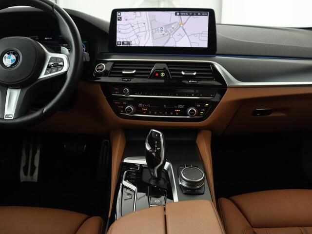 BMW 5-SERIE 530e M Sport | Panoramadak | Leder | Stoelverwarming | Camera | Carplay | Live Cockpit | Park Assist | Navigatie | Full LED | Sfeerverlichting | PHEV | Plug In