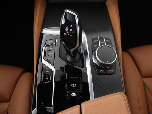 BMW 5-SERIE 530e M Sport | Panoramadak | Leder | Stoelverwarming | Camera | Carplay | Live Cockpit | Park Assist | Navigatie | Full LED | Sfeerverlichting | PHEV | Plug In