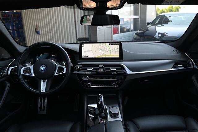 BMW 5-SERIE 545e xDrive High Executive M Sport Automaat / Schuif-kanteldak / Laserlight / Parking Assistant Plus / Head-Up / Stuurverwarming / Live Cockpit Professional