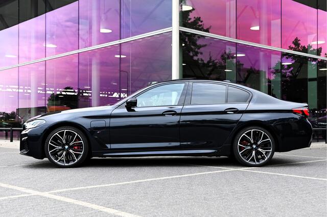 BMW 5-SERIE 545e xDrive High Executive M Sport Automaat / Schuif-kanteldak / Laserlight / Parking Assistant Plus / Head-Up / Stuurverwarming / Live Cockpit Professional