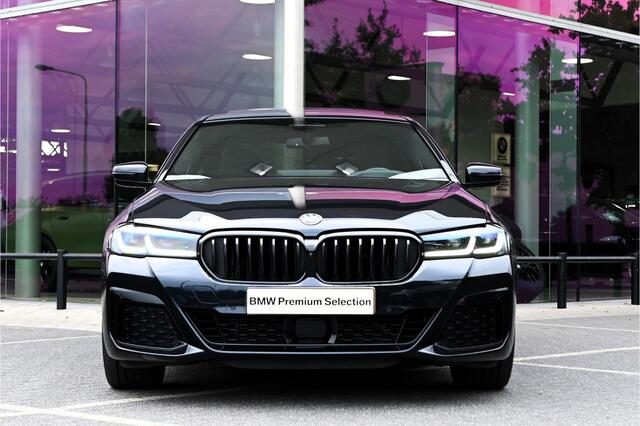 BMW 5-SERIE 545e xDrive High Executive M Sport Automaat / Schuif-kanteldak / Laserlight / Parking Assistant Plus / Head-Up / Stuurverwarming / Live Cockpit Professional