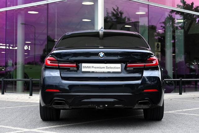 BMW 5-SERIE 545e xDrive High Executive M Sport Automaat / Schuif-kanteldak / Laserlight / Parking Assistant Plus / Head-Up / Stuurverwarming / Live Cockpit Professional
