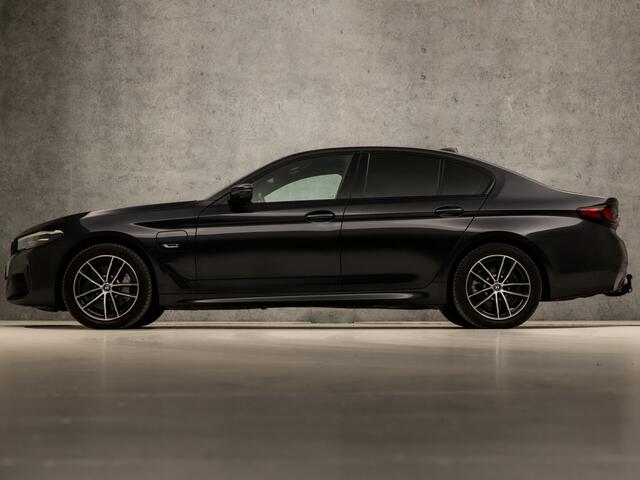 BMW 5-SERIE 530e xDrive M Sport 293Pk Automaat (APPLE CARPLAY, M PAKKET, ADAPTIVE CRUISE, GETINT GLAS, SFEERVERLICHTING, STUUR/STOELVERWARMING, SPORTSTOELEN, LEDER, TREKHAAK, CAMERA, NIEUWSTAAT)