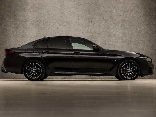 BMW 5-SERIE 530e xDrive M Sport 293Pk Automaat (APPLE CARPLAY, M PAKKET, ADAPTIVE CRUISE, GETINT GLAS, SFEERVERLICHTING, STUUR/STOELVERWARMING, SPORTSTOELEN, LEDER, TREKHAAK, CAMERA, NIEUWSTAAT)