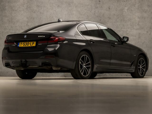 BMW 5-SERIE 530e xDrive M Sport 293Pk Automaat (APPLE CARPLAY, M PAKKET, ADAPTIVE CRUISE, GETINT GLAS, SFEERVERLICHTING, STUUR/STOELVERWARMING, SPORTSTOELEN, LEDER, TREKHAAK, CAMERA, NIEUWSTAAT)