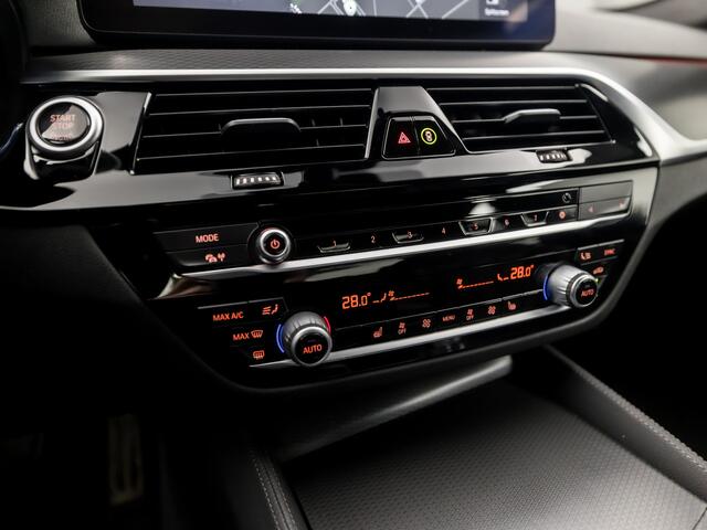 BMW 5-SERIE 530e xDrive M Sport 293Pk Automaat (APPLE CARPLAY, M PAKKET, ADAPTIVE CRUISE, GETINT GLAS, SFEERVERLICHTING, STUUR/STOELVERWARMING, SPORTSTOELEN, LEDER, TREKHAAK, CAMERA, NIEUWSTAAT)