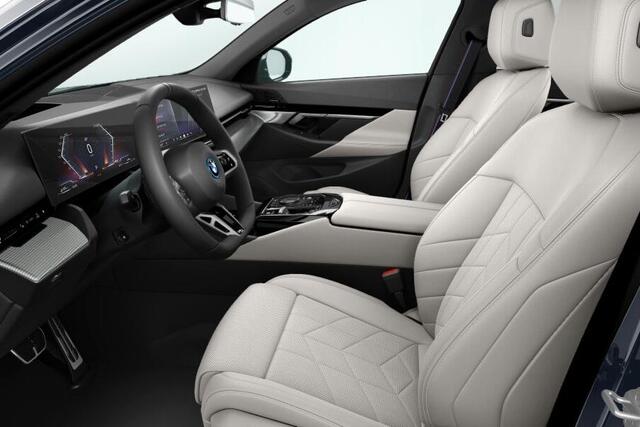 BMW 5-SERIE Touring 530e M Sport Pro Glazen Panoramadak / Parking Assistant Plus / Stoelventilatie / Harman Kardon / Iconic Glow / Stuurwielverwarming / 20 Inch / Getinte ramen