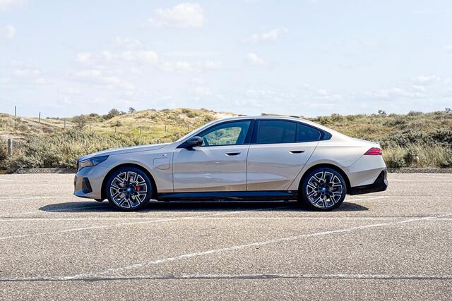 BMW 5-SERIE Sedan 530e xDrive | M Sport Pro | Bowers & Wilkins | Glazen Panoramadak | Trekhaak |