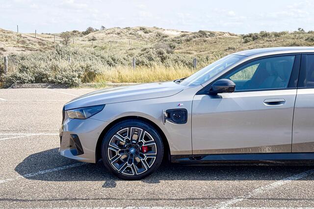 BMW 5-SERIE Sedan 530e xDrive | M Sport Pro | Bowers & Wilkins | Glazen Panoramadak | Trekhaak |