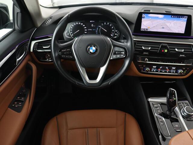 BMW 5-SERIE 530e Executive | Panoramadak | Leder | Stoelverwarming | Adaptief LED | Carplay | Sfeerverlichting | Keyless | Camera | Achterbankverwarming | Navigatie