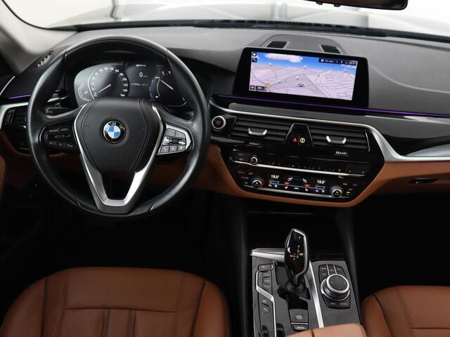 BMW 5-SERIE 530e Executive | Panoramadak | Leder | Stoelverwarming | Adaptief LED | Carplay | Sfeerverlichting | Keyless | Camera | Achterbankverwarming | Navigatie