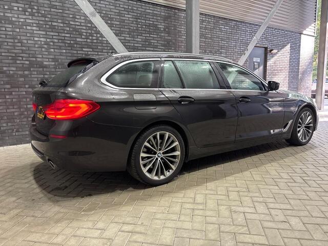 BMW 5-SERIE Touring 520i Corporate Lease High Executive | Luxury Line | Panoramadak | Camera | Dodehoekdetectie | 19 Inch