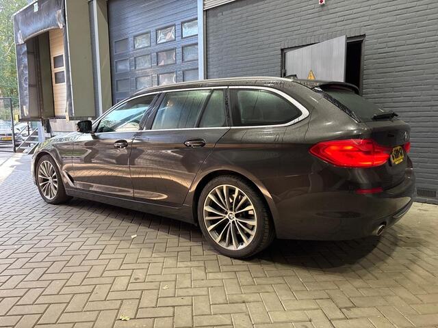 BMW 5-SERIE Touring 520i Corporate Lease High Executive | Luxury Line | Panoramadak | Camera | Dodehoekdetectie | 19 Inch