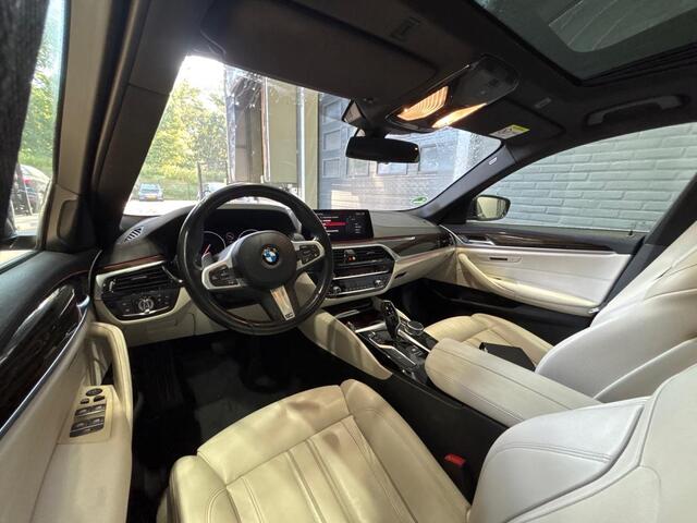 BMW 5-SERIE Touring 520i Corporate Lease High Executive | Luxury Line | Panoramadak | Camera | Dodehoekdetectie | 19 Inch