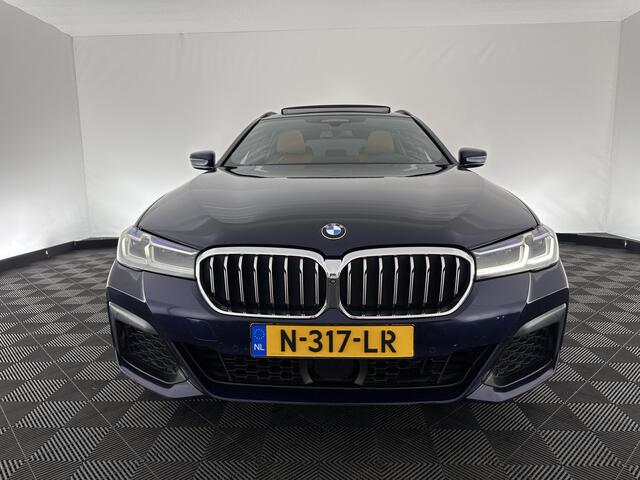 BMW 5-SERIE Touring 540d xDrive High Executive Aut. *PANO | LASER-LIGHT | HEAD-UP | LUXURY-LEATHER | BLIND-SPOT | MEMORY-PACK | HARMAN/KARDON | TOP-VIEW | DIGI-COCKPIT | HEATED-COMFORTSEATS | KEYLESS | NAVI-FULLMAP | 18''ALU |