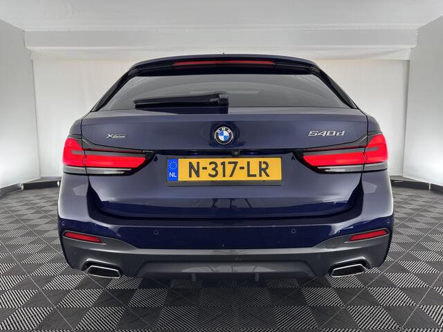 BMW 5-SERIE Touring 540d xDrive High Executive Aut. *PANO | LASER-LIGHT | HEAD-UP | LUXURY-LEATHER | BLIND-SPOT | MEMORY-PACK | HARMAN/KARDON | TOP-VIEW | DIGI-COCKPIT | HEATED-COMFORTSEATS | KEYLESS | NAVI-FULLMAP | 18''ALU |