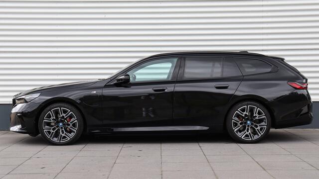 BMW 5-SERIE Touring 530e xDrive M-Sport Pro | Stoelventilatie | Harman/Kardon | Panoramadak | Head-up | Trekhaak | Carbon