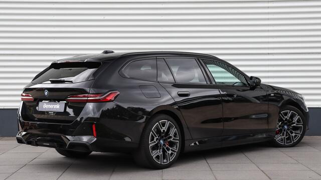 BMW 5-SERIE Touring 530e xDrive M-Sport Pro | Stoelventilatie | Harman/Kardon | Panoramadak | Head-up | Trekhaak | Carbon