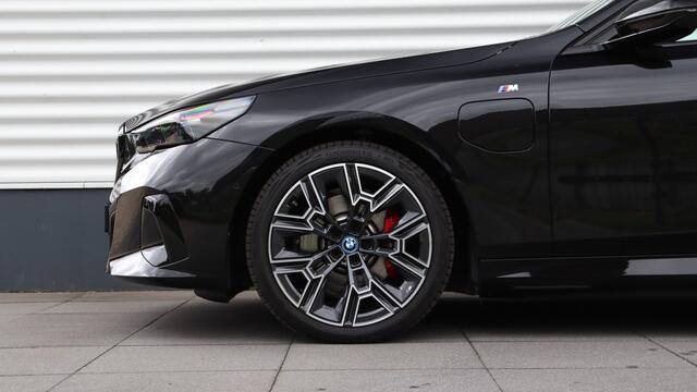 BMW 5-SERIE Touring 530e xDrive M-Sport Pro | Stoelventilatie | Harman/Kardon | Panoramadak | Head-up | Trekhaak | Carbon